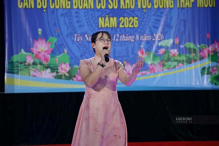 Thí sinh tham gia thi Tiếng hát Karaoke cán bộ công đoàn năm 2026. Ảnh: Huỳnh Du
