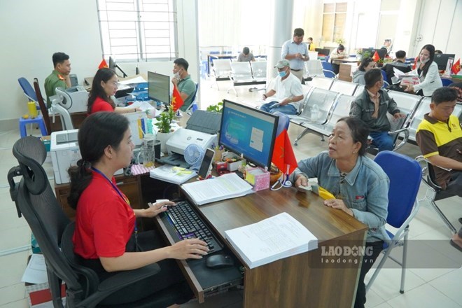 Chính phủ yêu cầu tiếp tục sắp xếp các đơn vị sự nghiệp công lập. Trong ảnh, người dân giải quyết thủ tục hành chính tại Trung tâm Phục vụ hành chính công TP Cần Thơ. Ảnh: Tạ Quang