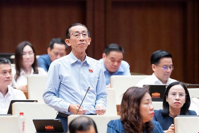 Đại biểu Quốc hội Trần Hoàng Ngân đề nghị miễn phí đổi giấy tờ cho người dân khi Quảng Ninh, Bắc Ninh lên thành phố. Ảnh: Quochoi.vn
