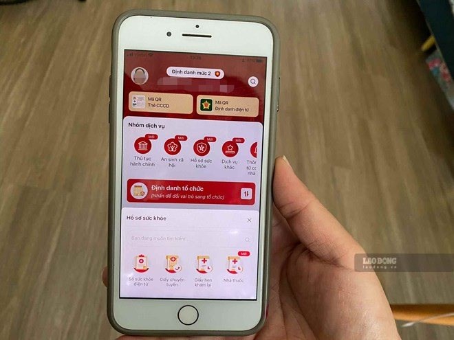 Người dân có thể dùng thẻ BHYT tích hợp trong VNeID thay cho thẻ BHYT giấy khi đi khám, chữa bệnh. Ảnh: Hương Giang