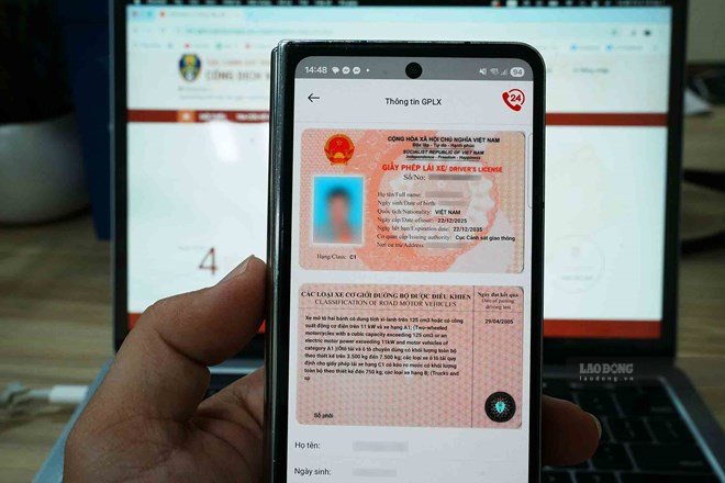 Có giấy phép lái xe trong VNeID, phải xuất trình thêm bản cứng khi bị kiểm tra không?