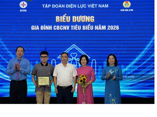 Phó Chủ tịch Tổng LĐLĐVN Thái Thu Xương (ngoài cùng bên phải) và Chủ tịch Công đoàn Điện lực Việt Nam Đỗ Đức Hùng trao thưởng biểu dương gia đình cán bộ công nhân viên EVN tiêu biểu năm 2026. Ảnh: Kiều Vũ