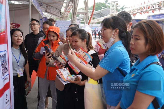 Đông đảo người lao động đến với Ngày hội Việc làm do LĐLĐ TP Hải Phòng tổ chức. Ảnh: Mai Dung