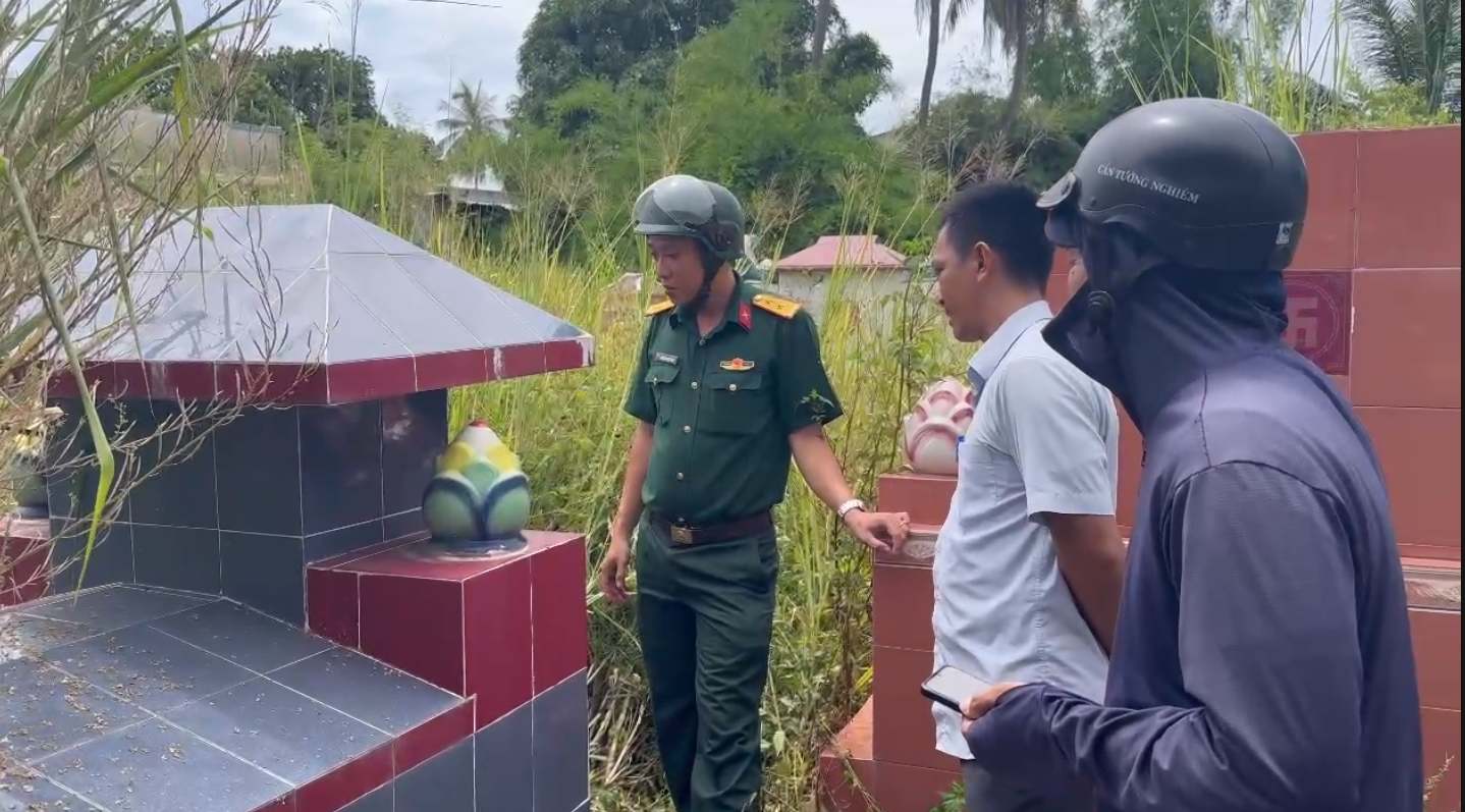 Ban Chỉ huy Quân sự phường Tây Nha Trang xác minh thông tin về mộ liệt sĩ Trần Xuân Đông. Ảnh: Nguyễn Ngọc Tuấn