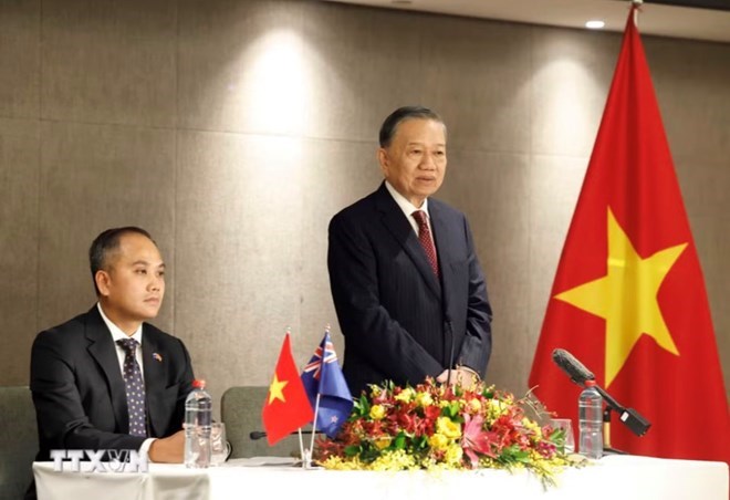 Tổng Bí thư, Chủ tịch nước Tô Lâm gặp gỡ cán bộ, nhân viên Đại sứ quán Việt Nam, cộng đồng người Việt Nam tại New Zealand và nước đảo Nam Thái Bình Dương. Ảnh: TTXVN