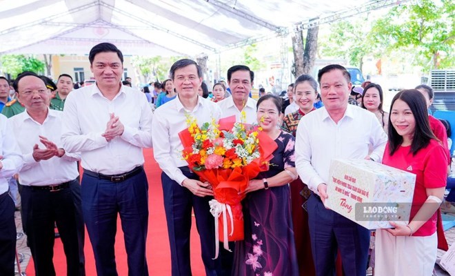 Các đại biểu tặng quà, biểu dương cán bộ, nhân dân, tình nguyện viên đã tích cực tham gia chương trình hiến máu nhân đạo tại phường Hoàng Mai. Ảnh: Duy Chương