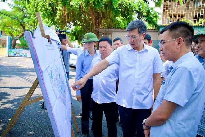 Ông Lê Anh Quân kiểm tra tiến độ Dự án tuyến đường sắt tốc độ cao Hà Nội - Quảng Ninh qua phường Nhị Chiểu. Ảnh: Phường Nhị Chiểu