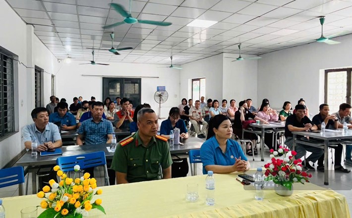 Đoàn viên, người lao động được hướng dẫn kỹ năng xử lý tình huống, tố giác tội phạm. Ảnh: An Vi
