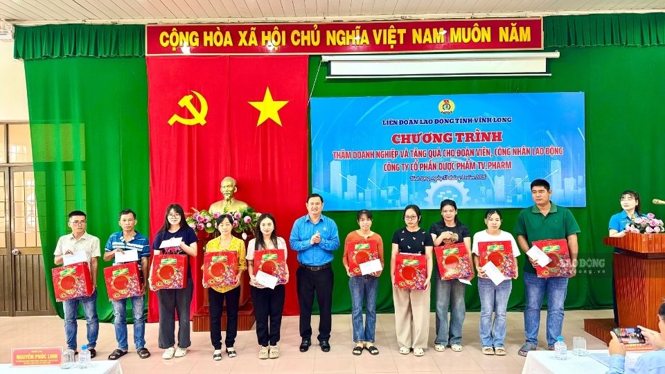 Công đoàn Vĩnh Long thăm, tặng quà công nhân TV.Pharm