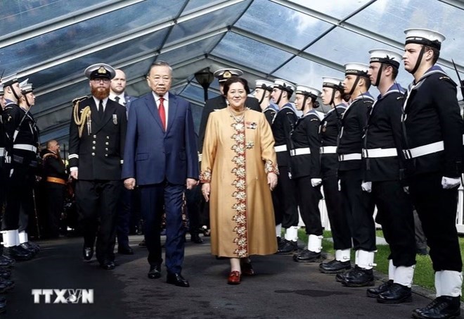 Tổng Bí thư, Chủ tịch nước Tô Lâm và Toàn quyền New Zealand Dame Cindy Kiro duyệt đội danh dự. Ảnh: TTXVN
