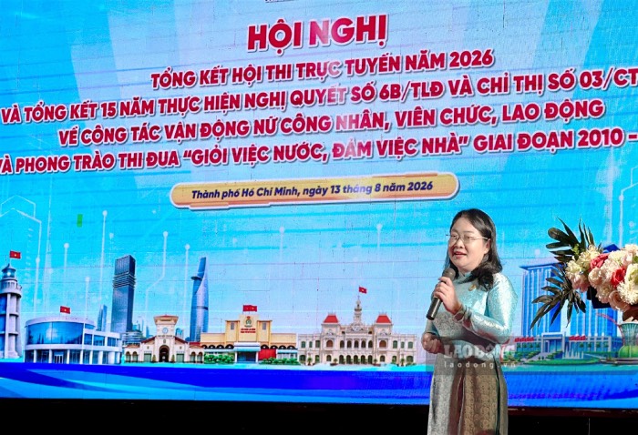 Bà Nguyễn Kim Loan - Phó Chủ tịch LĐLĐ TPHCM báo cáo tại hội nghị. Ảnh: Mai Anh.