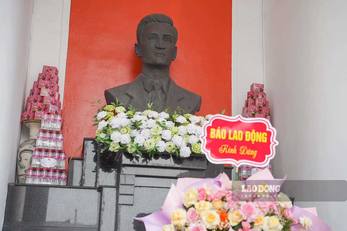 Đoàn công tác Báo Lao Động dâng hương tưởng nhớ lãnh tụ Nguyễn Đức Cảnh