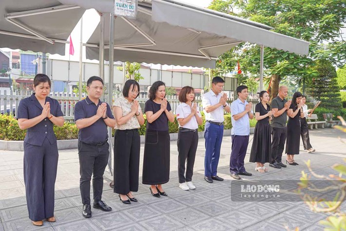 Đoàn công tác Báo Lao Động dâng hương tưởng nhớ lãnh tụ Nguyễn Đức Cảnh tại khu lưu niệm ở xã Thái Thụy. Ảnh: Lương Hà

