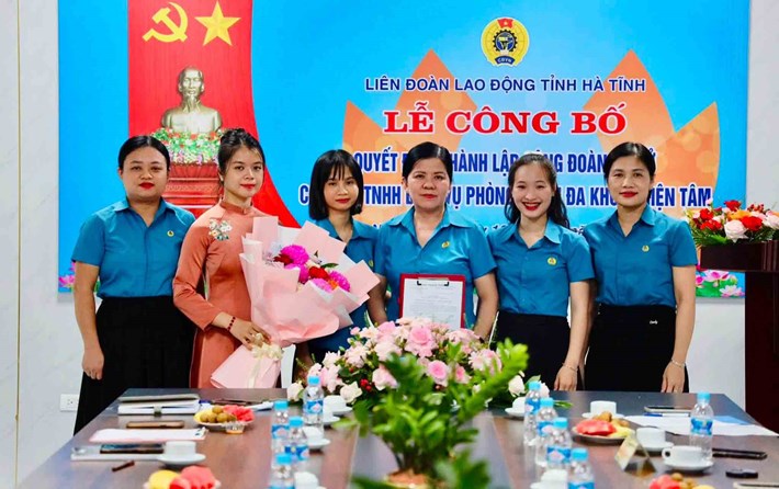 Trao quyết định thành lập Công đoàn cơ sở Công ty TNHH Dịch vụ Phòng khám Đa khoa Thiện Tâm. Ảnh: Công đoàn Hà Tĩnh
