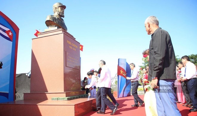 Các đại biểu đặt hoa tưởng niệm Chủ tịch Fidel Castro Ruz. Ảnh: Hưng Thơ