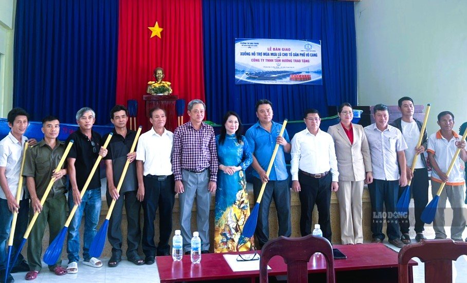 Trao 8 xuồng cứu hộ hỗ trợ người dân vùng ngập lụt ở Tây Nha Trang