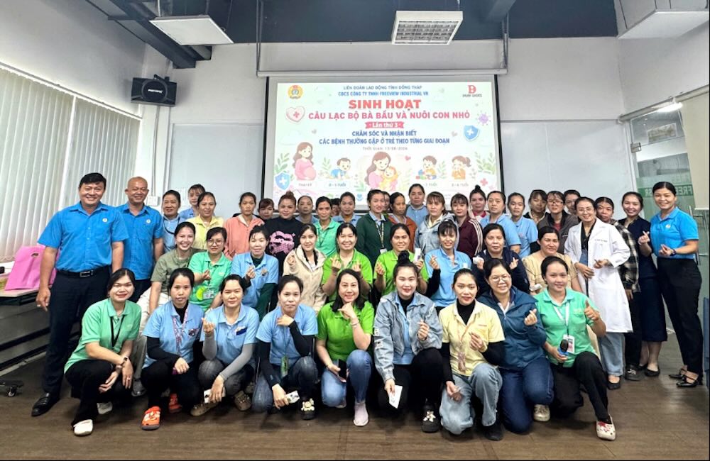 Đại biểu chụp hình lưu niệm cùng thành viên tại buổi sinh hoạt. Ảnh: Thanh Nhàn. 
