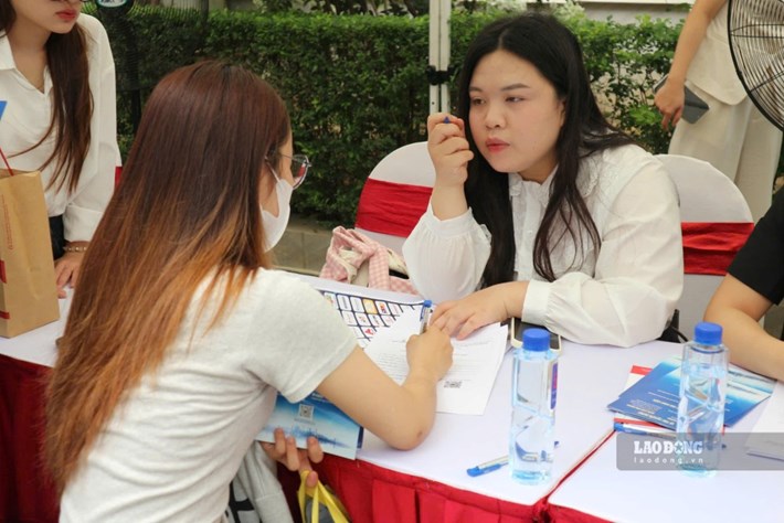 Sẽ có 50 doanh nghiệp tham gia tuyển dụng tại phiên giao dịch việc làm chuyên đề do Trung tâm Dịch vụ việc làm Hà Nội tổ chức. Trong ảnh, lao động tìm việc làm tại phiên giao dịch việc làm. Ảnh: Quỳnh Chi