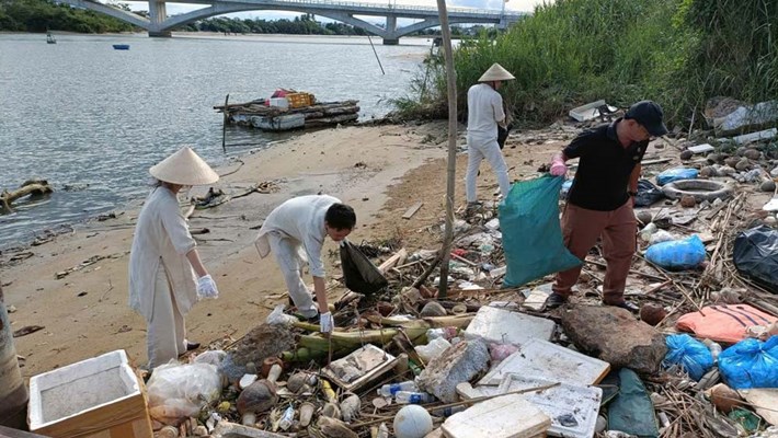 Công đoàn cơ sở ở Đà Nẵng tổ chức làm sạch rác ven sông Thu Bồn. Ảnh: Công đoàn Hội An Tây