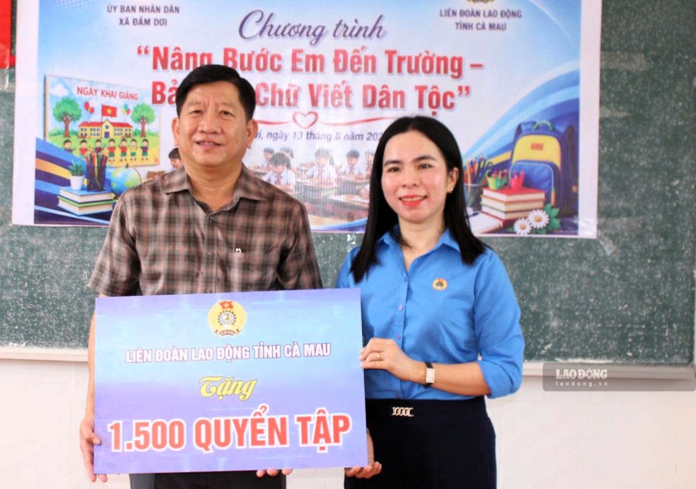 LĐLĐ tỉnh Cà Mau đồng hành “Nâng bước em đến trường - Bảo tồn chữ viết dân tộc”
