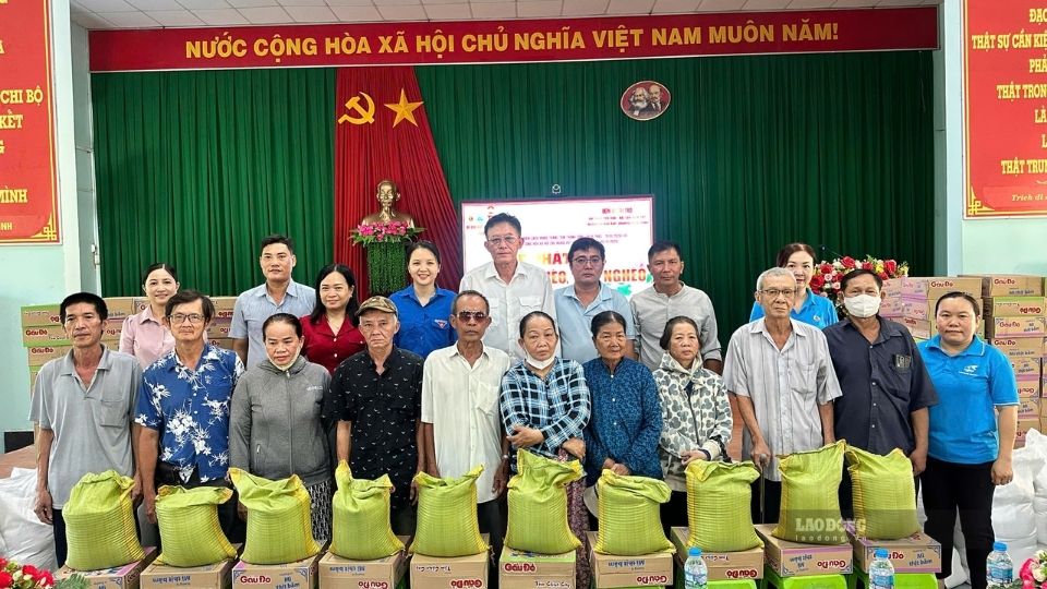 Trao quà hỗ trợ 200 hộ dân khó khăn ở Vĩnh Long