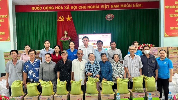 Những phần quà thiết thực được trao đến người dân từ nguồn đóng góp của các mạnh thường quân trên địa bàn phường. Ảnh: Hoàng Lộc