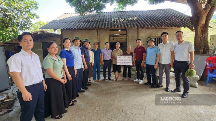 Báo Lao Động đồng hành cùng địa phương trong công tác xoá nhà tạm, nhà dột nát. Ảnh: Trọng Lộc