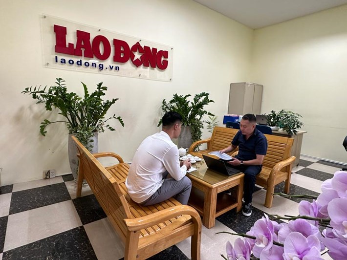 Đại diện người lao động tới phản ánh các thiệt thòi về quyền lợi với phóng viên Báo Lao Động (bên phải). Ảnh: Gia Minh