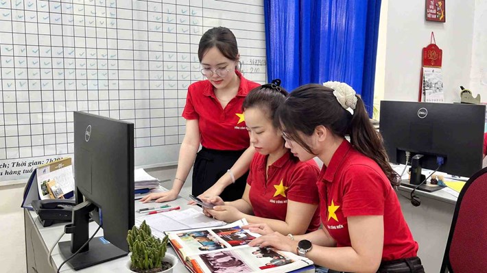 Đoàn viên Công đoàn Tổng công ty May 10 tìm hiểu thông tin, tư liệu trong cuộc thi về lịch sử doanh nghiệp. Theo các cán bộ công đoàn, công tác tuyên truyền và truyền thông đóng vai trò quan trọng trong việc lan tỏa tri thức, giá trị văn hóa và nâng cao nhận thức của người lao động. Ảnh: Công đoàn Tổng Công ty May 10
