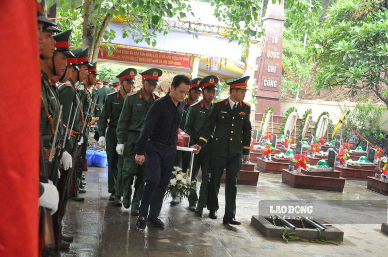 Hài cốt liệt sĩ được trang trọng đưa về nơi an táng sau khi hoàn tất quá trình quy tập. Ảnh: Đinh Đại