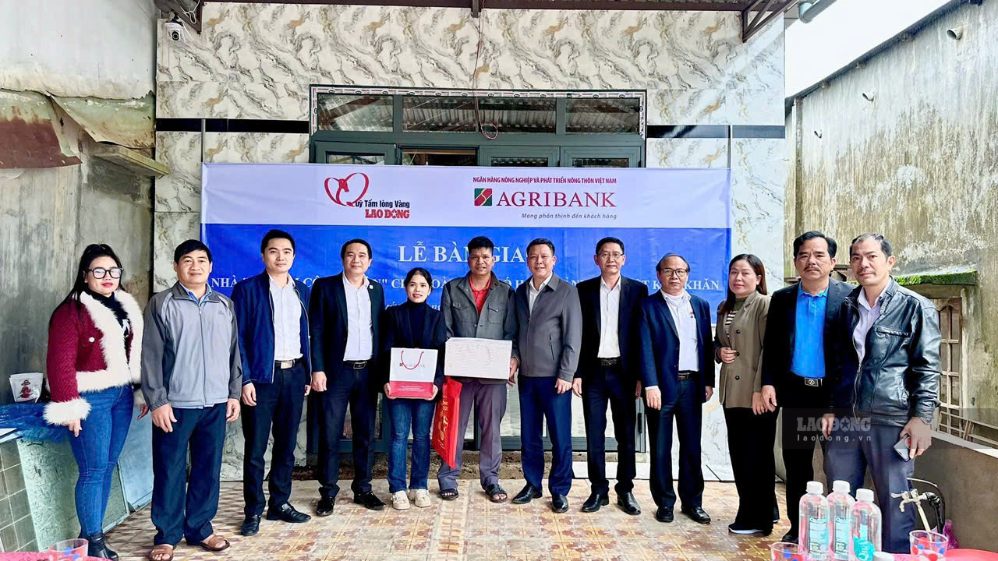 Báo Lao Động kết nối hỗ trợ kinh phí xóa nhà tạm cho đoàn viên khó khăn ở miền núi Đà Nẵng. Ảnh: Hoàng Bin