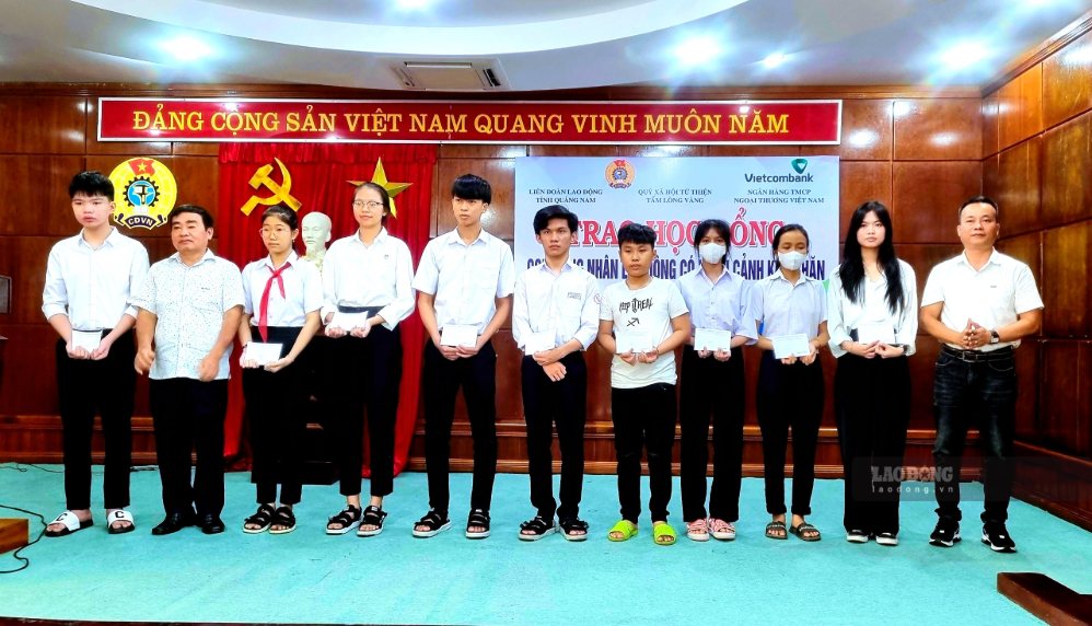 Lãnh đạo Báo Lao Động tại VP Miền Trung trao học bổng tiếp sức đến trường cho học sinh nghèo hiếu học tại Đà Nẵng. Ảnh: Nguyễn Hoàng