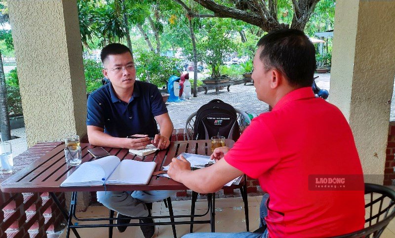 PV Báo Lao Động (áo xanh đen) thu thập thông tin, phản ánh về tình trạng nợ lương NLĐ tại Bệnh viện Đa khoa CĐYT Quảng Nam. Ảnh: Nguyễn Hoàng