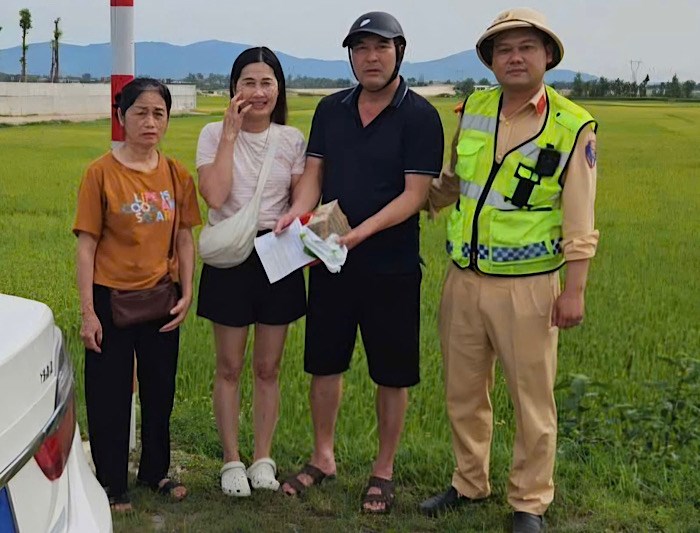 CSGT Quảng Trị phát hiện túi tiền 200 triệu đồng bên đường và trao lại cho chủ sở hữu. Ảnh: Phòng CSGT tỉnh Quảng Trị