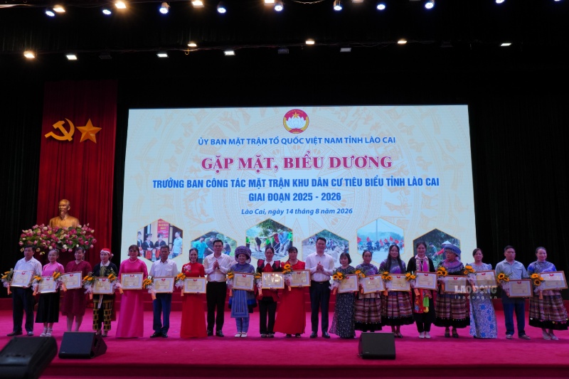 Các trưởng ban công tác mặt trận được Ủy ban MTTQ Việt Nam tỉnh Lào Cai tặng Bằng khen. Ảnh: Đinh Đại