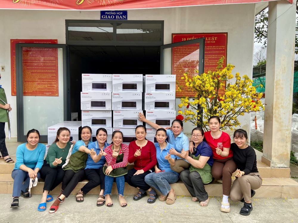 Xí nghiệp Miền Trung (Công ty TNHH MTV 19.5) tặng quà cho người lao động mừng hội nghị người lao động năm 2026 thành công. Ảnh: Công đoàn Xí nghiệp Miền Trung 