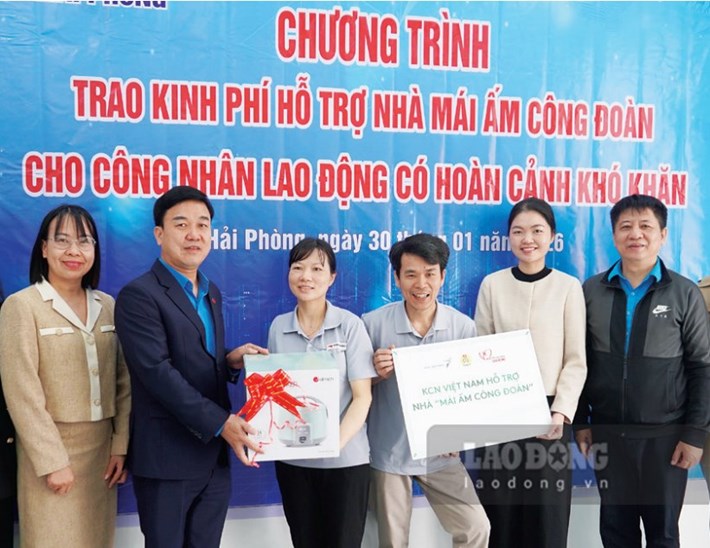 Chị Cao Thị Nhường chuẩn bị bữa cơm cho gia đình trong ngôi nhà Mái ấm Công đoàn có sự hỗ trợ của Quỹ XHTT Tấm lòng Vàng Lao Động. Ảnh: MAI DUNG
