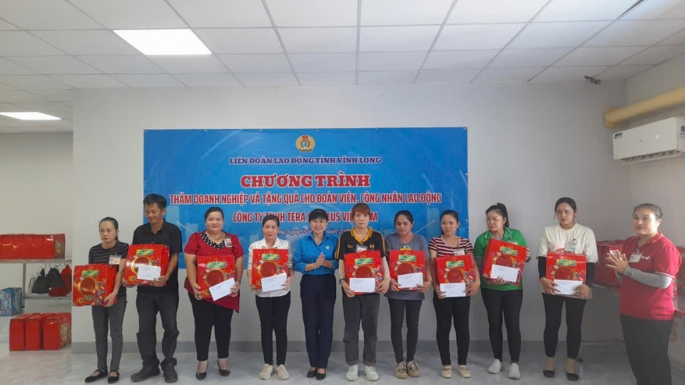 Công đoàn Vĩnh Long thăm, tặng quà công nhân có hoàn cảnh khó khăn