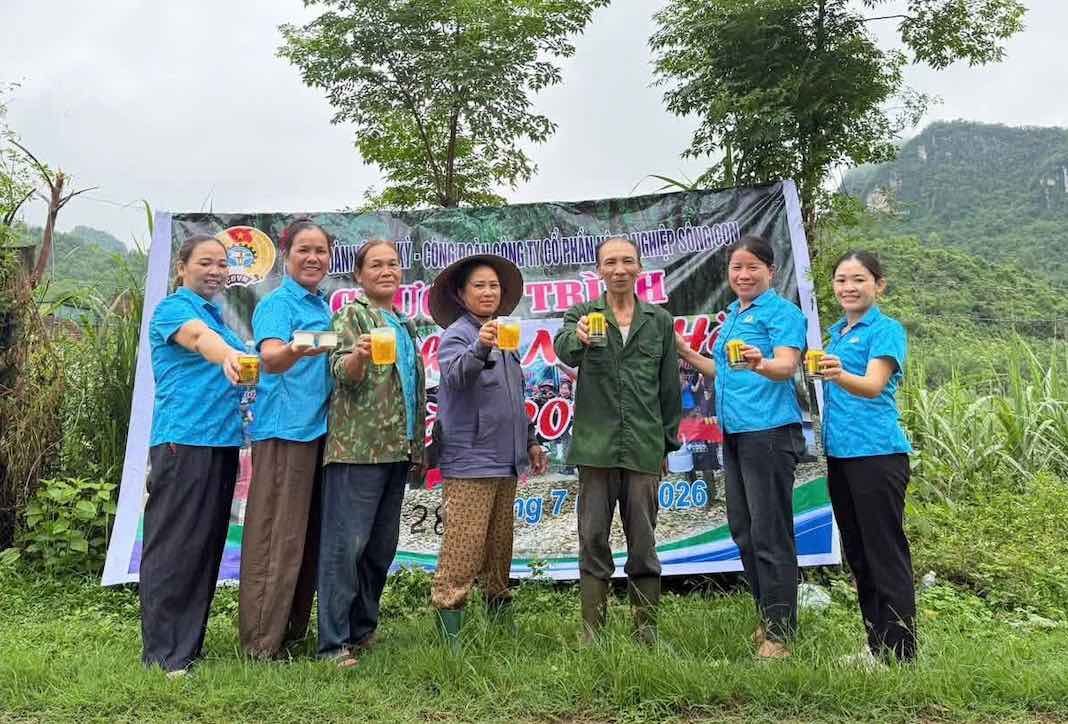 Công đoàn Sông Con Tân Kỳ đồng hành cùng người lao động mùa nắng nóng