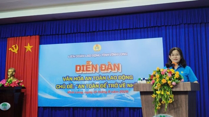 Bà Nguyễn Thị Kim Dung - Phó Chủ tịch Liên đoàn Lao động tỉnh Vĩnh Long phát biểu tại diễn đàn. Ảnh: LĐLĐ Vĩnh Long