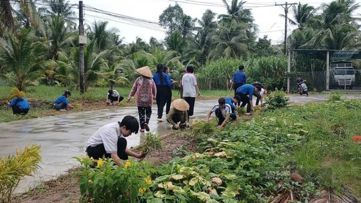 MTTQ xã Nhuận Phú Tân ra quân xây dựng tuyến đường “Sáng - Xanh - Sạch - Đẹp”. Ảnh: Hoàng Lộc