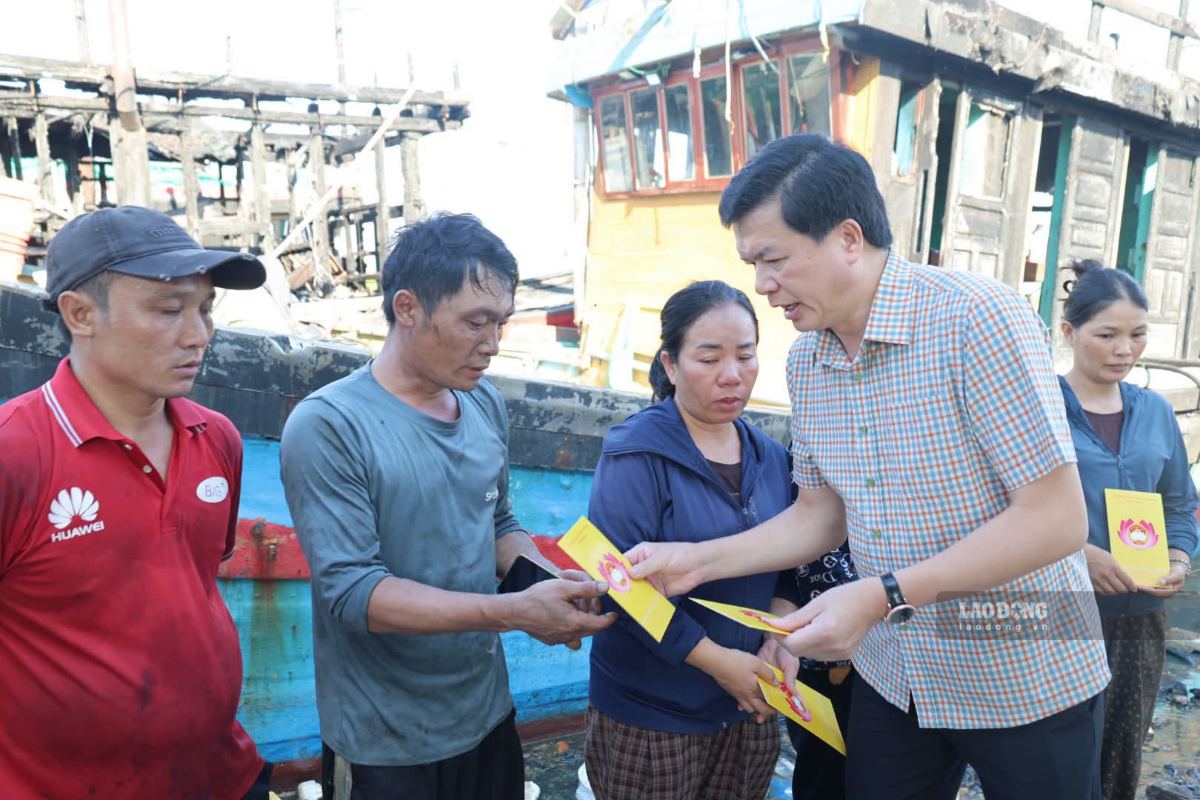 Mặt trận Nghệ An hỗ trợ 75 triệu đồng cho 5 chủ tàu cá bị cháy