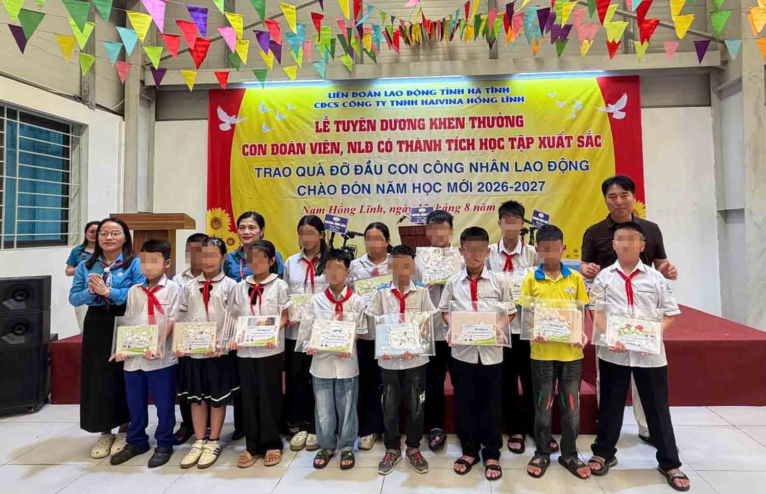 Tặng quà, đỡ đầu con công nhân ở Hà Tĩnh