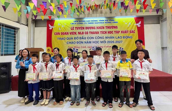 Tặng quà cho con công nhân có thành tích học tập tốt. Ảnh: Công đoàn Hà Tĩnh