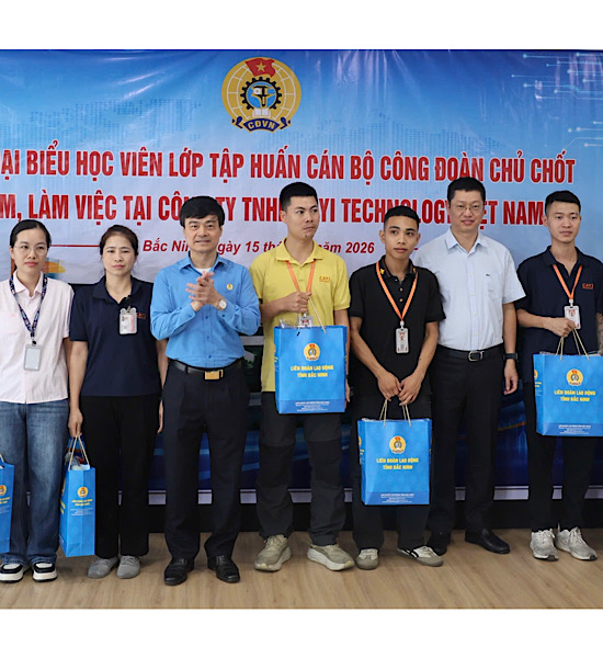 Cán bộ Công đoàn chủ chốt trao đổi thực tế tại doanh nghiệp ở Bắc Ninh