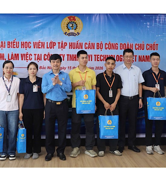 Đoàn công tác trao 100 phần quà tặng đoàn viên, công nhân có hoàn cảnh khó khăn và những đoàn viên, công nhân tiêu biểu trong lao động, sản xuất, có sáng kiến, cải tiến kỹ thuật của Công ty Cayi Technology Việt Nam. Ảnh: Quyết Chiến/ Liên đoàn Lao động tỉnh.
