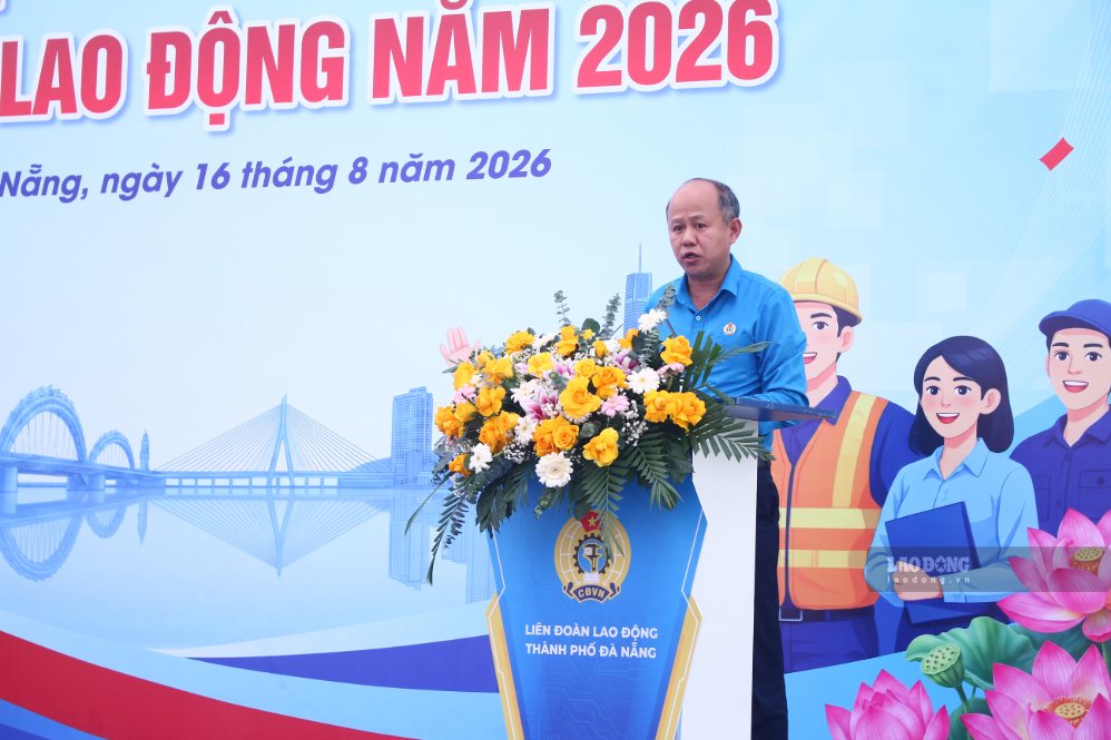 Ông Lê Văn Đại, Phó Chủ tịch Thường trực Liên đoàn Lao động thành phố Đà Nẵng phát biểu khai mạc chương trình. Ảnh: Thanh Huyền