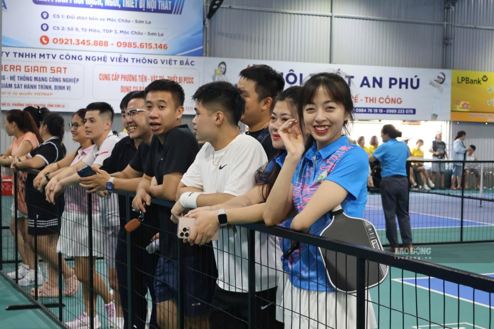 Đông đảo đoàn viên công đoàn tham gia cổ vũ cho các VĐV. Ảnh: Trường Sơn