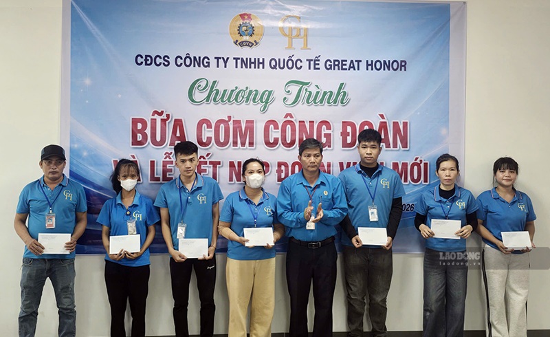 Ông Nguyễn Ngọc Trang, Phó Chủ tịch Liên đoàn Lao động tỉnh Quảng Ngãi trao hỗ trợ cho đoàn viên Công ty TNHH Quốc tế Great Honor. Ảnh: Đăng Khôi