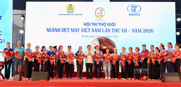 Ông Nguyễn Anh Tuấn - Ủy viên Trung ương Đảng, Chủ tịch Tổng Liên đoàn Lao động Việt Nam tặng hoa đại diện 21 đội tham gia Hội thi thợ giỏi ngành Dệt may Việt Nam lần thứ VII - năm 2026. Ảnh: Quỳnh Chi